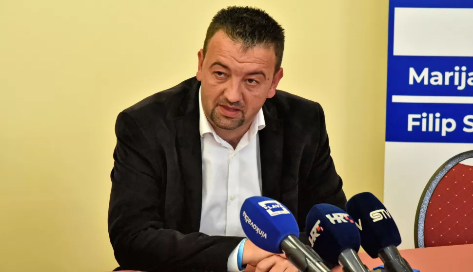 Vukovar, 22.04.2025. - U hotelu Lav održana je konferencija za medije na temu Potpisivanje koalicije Hrvatski suverenisti i Dom i nacionalno okupljanje za Grad Vukovar. Medijima su se obratili saborski zastupnik i predsjednik stranke Hrvatski suverenisti, Marijan Pavliček i predsjednik stranke Dom i nacionalno okupljanje, Mario Radić. Na fotografiji Marijan Pavliček. foto HINA/ Gordan PANIĆ/ tm