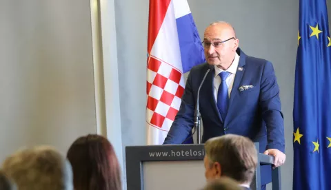 Osijek, 02. 05. 2025, Hotel Osijek. Panel raprava. Sportska diplomacija poligtika i/ili brend. Sudjeluje i diplomatski zbor... Gordan Grlić Radman.snimio GOJKO MITIĆ