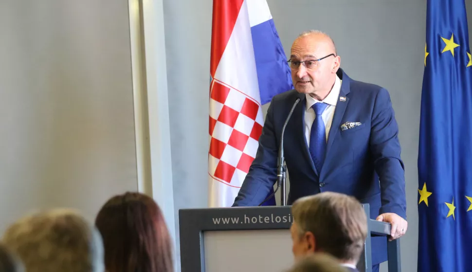 Osijek, 02. 05. 2025, Hotel Osijek. Panel raprava. Sportska diplomacija poligtika i/ili brend. Sudjeluje i diplomatski zbor... Gordan Grlić Radman.snimio GOJKO MITIĆ