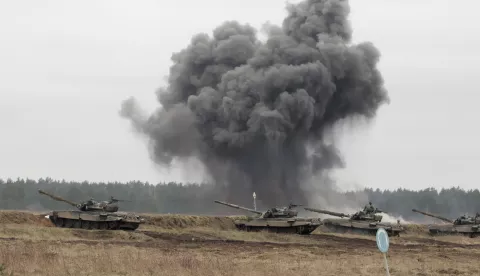 epa10562374 Polish PT-91 'Twardy' tanks are seen in a fire position during a military exercises under the code-named 'AMBER LYNX-23' conducted at the training ground in Orzysz, Poland, 06 April 2023. Several hundred soldiers of several dozen units with their equipment from six NATO member countries took part in the maneuvers. EPA/Tomasz Waszczuk POLAND OUT