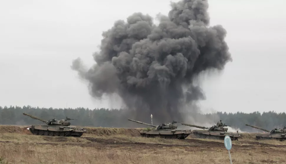 epa10562374 Polish PT-91 'Twardy' tanks are seen in a fire position during a military exercises under the code-named 'AMBER LYNX-23' conducted at the training ground in Orzysz, Poland, 06 April 2023. Several hundred soldiers of several dozen units with their equipment from six NATO member countries took part in the maneuvers. EPA/Tomasz Waszczuk POLAND OUT
