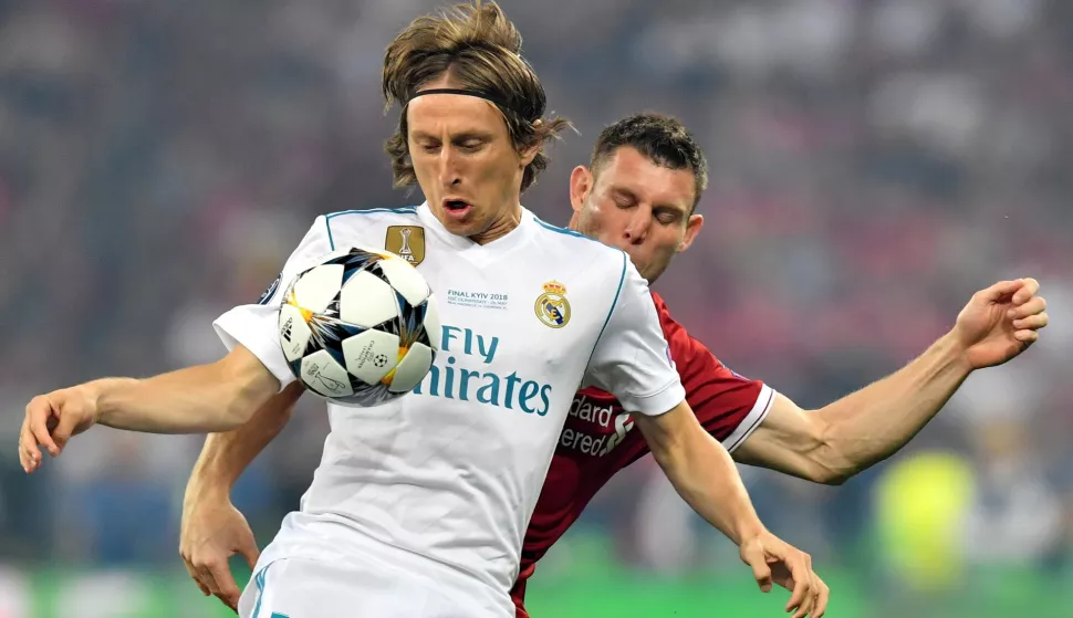 epa12126355 (FILE) - Real Madrid's Luka Modric (front) and James Milner of Liverpool FC in action during the UEFA Champions League final between Real Madrid and Liverpool FC at the NSC Olimpiyskiy stadium in Kiev, Ukraine, 26 May 2018 (re-issued 22 May 2025). Luka Modric announced on 22 May 2025 that he will leave Real Madrid at the end of the club's Fifa Club World Cup campaign. EPA/GEORGI LICOVSKI *** Local Caption *** 54363999