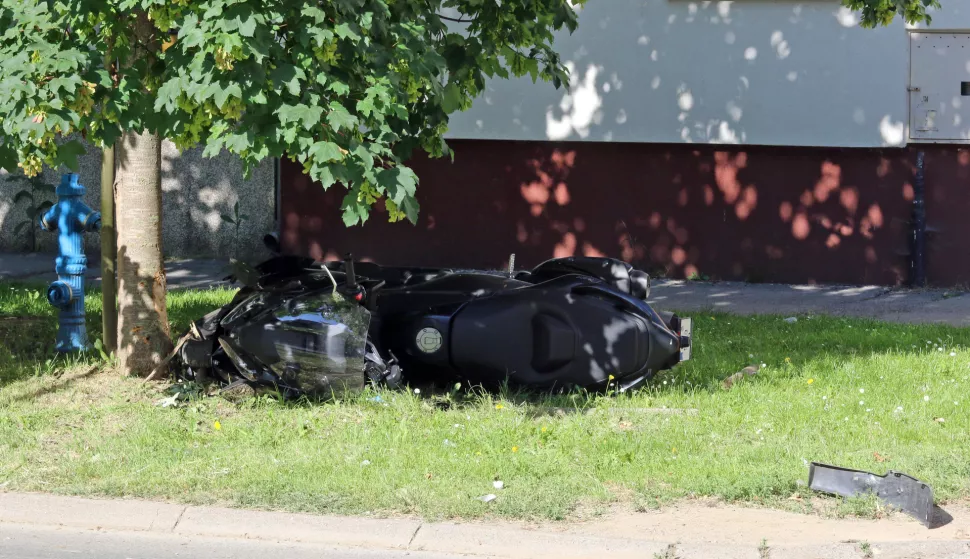 Osijek, 04. 06. 2025, Hutlerova ulica, jutros oko 8 sati. Prometna nesreća, motociklista nastrado, policija uviđaj u tijeku.snimio GOJKO MITIĆ