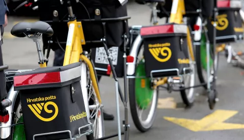09.10.2015., Zagreb - Hrvatska posta je danas predstavila 180 novih elektricnih bicikala koje ce voziti postari. Cijena bicikala iznosi 3,7 milijuna kuna od cega je Fond za zastitu okolisa i energetsku ucinkovitost bespovratn osufinancirao s 1,1 milijun kuna. rPhoto: Patrik Macek/PIXSELL