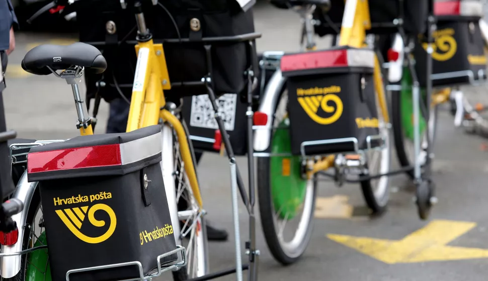 09.10.2015., Zagreb - Hrvatska posta je danas predstavila 180 novih elektricnih bicikala koje ce voziti postari. Cijena bicikala iznosi 3,7 milijuna kuna od cega je Fond za zastitu okolisa i energetsku ucinkovitost bespovratn osufinancirao s 1,1 milijun kuna. rPhoto: Patrik Macek/PIXSELL