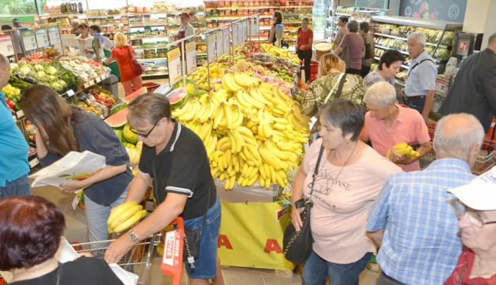 07.06.2018., Labin - Otvorenje novog Spar supermarketa u Labinu. Otvorenju su prisustvovali Helmut Fenzl, predsjednik Uprave SPAR Hrvatska i Valter Glavicic, gradonacelnik Grada Labina. Prilikom otvorenja nove filijale Helmut Fenzl urucio je vrijednu donaciju u iznosu od 50.000 kuna Centru "Lice Faraguna" koji skrbi o djeci s poteskosama u razvoju. Photo: Dusko Marusic/Pixsell------3 stupcanovosti