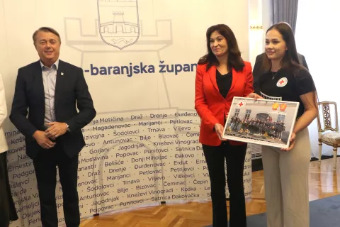 Osijek, 04. 06. 2025, Trg Ante Starčevića 2. Županica Nataša Tramišak s mladeži Crvenog križa.snimio GOJKO MITIĆ