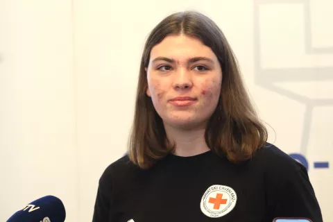 Osijek, 04. 06. 2025, Trg Ante Starčevića 2. Županica Nataša Tramišak s mladeži Crvenog križa. Leonarda Marodi učenica Medicinske škole Osijek...snimio GOJKO MITIĆ