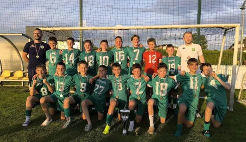 FORKUŠEVCIPostali su prvaci među mlađim pionirima Nogometnog središta Đakovo, na nedavnom međunarodnom turniru Total Kids Kup u Sloveniji među osam ekipa osvojili su visoko četvrto mjesto, igrali su i s Inkerom, postali sinonim za odličan nogomet u svom uzrastu i istovremeno dobru zabavu, zajedništvo, druženje, otvaraju im se sva vrata. Ta su djeca postala stup ne samo sportskog nego i društvenog života zajednice!Podmladak je to NK Jedinstvo iz Forkuševaca, a pronošenje glasa o njemu rezultirao je masovnim odazivom djece – i dječaka i djevojčica, mlađim pionirima forkuševačkog Kluba, pa sad taj podmladak broji gotovo 70-ero djece.lipanj 2025.