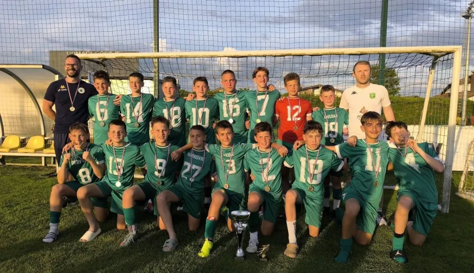 FORKUŠEVCIPostali su prvaci među mlađim pionirima Nogometnog središta Đakovo, na nedavnom međunarodnom turniru Total Kids Kup u Sloveniji među osam ekipa osvojili su visoko četvrto mjesto, igrali su i s Inkerom, postali sinonim za odličan nogomet u svom uzrastu i istovremeno dobru zabavu, zajedništvo, druženje, otvaraju im se sva vrata. Ta su djeca postala stup ne samo sportskog nego i društvenog života zajednice!Podmladak je to NK Jedinstvo iz Forkuševaca, a pronošenje glasa o njemu rezultirao je masovnim odazivom djece – i dječaka i djevojčica, mlađim pionirima forkuševačkog Kluba, pa sad taj podmladak broji gotovo 70-ero djece.lipanj 2025.