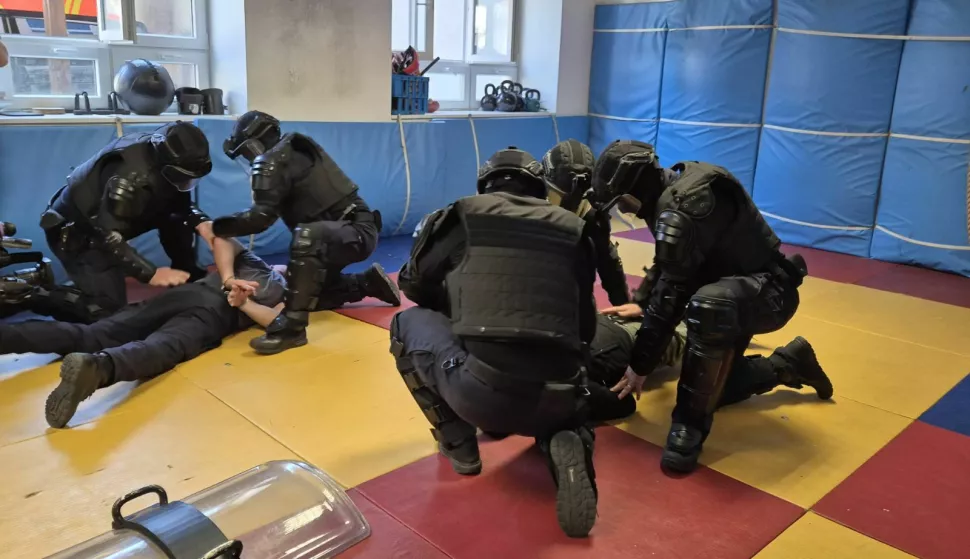 Lepoglava, 04.06.2025. - U Kaznionici u Lepoglavi srijedu je predstavljen interventni tim pravosudne policije koji je tom prilikom kroz pokaznu vježbu prezentirao dio svog rada, a ministar pravosuđa, uprave i digitalne transformacije Damir Habijan naglasio je da je riječ o velikom iskoraku u zatvorskom sustavu. foto HINA/ Siniša KALAJDŽIJA/ tm