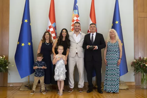 Predsjednik Republike Zoran Milanović uručo je odlikovanje Red Danice hrvatske s likom Franje Bučara Stipi Miočiću