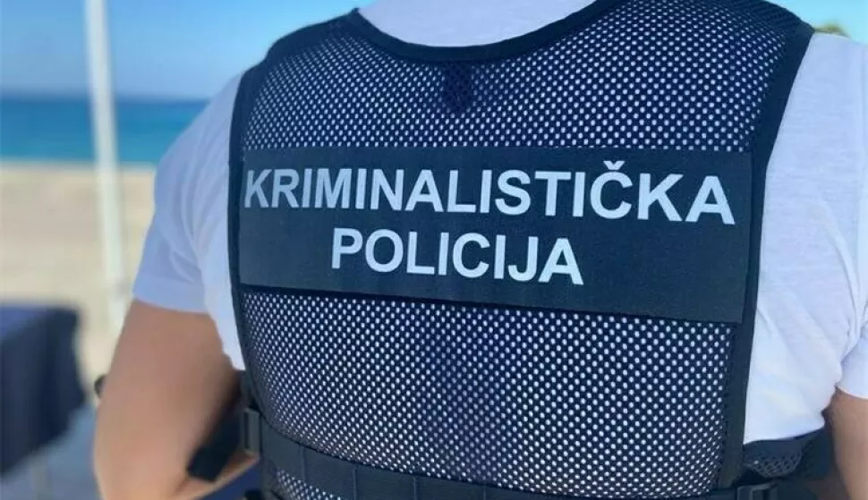 Prema Zakonu o strancima sigurnosnu provjeru za državljane treće zemlje u svrhu utvrđivanja nacionalne sigurnosti provodi Sigurnosno-obavještajna agencija sukladno propisu kojim se uređuje provođenje sigurnosnih provjera. Državljaninu trećih zemalja može se zbog određenih razloga ukinuti dozvola za boravak i rad, a mogu se i protjerati ako predstavljaju opasnost za javni poredak ili javno zdravlje.