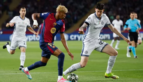 epa12065963 FC Barcelona's Lamine Yamal (L) in action against Inter's Alessandro Bastoni during the UEFA Champions League semifinal first leg soccer match between FC Barcelona and Inter Milan, in Barcelona, Catalonia, Spain, 30 April 2025. EPA/ALBERTO ESTEVEZ