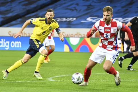 epa08820713 Swedens Marcus Berg (L) chasing Croatia's Marin Pongracic (R) during UEFA Nations League group A3 match between Sweden and Croatia at Friends Arena in Stockholm, Sweden, 14 November 2020. EPA/Henrik Montgomery SWEDEN OUT