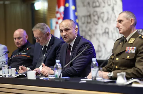 Zagreb, 04.06.2025 - Potpredsjednik Vlade Republike Hrvatske i ministar obrane Ivan Anušić i načelnik Glavnog stožera Oružanih snaga general-pukovnik Tihomir Kundid te potpredsjednik Vlade i ministar unutarnjih poslova Davor Božinović i ravnatelj Ravnateljstva civilne zaštite Damir Trut održli su konferenciju za medije na kojoj su predstavili izmjene i dopune Zakona o obrani i Zakona o službi u Oružanim snagama kao podloge za uvođenje temeljnog vojnog osposobljavanja.foto HINA/ Damir SENČAR/ ds