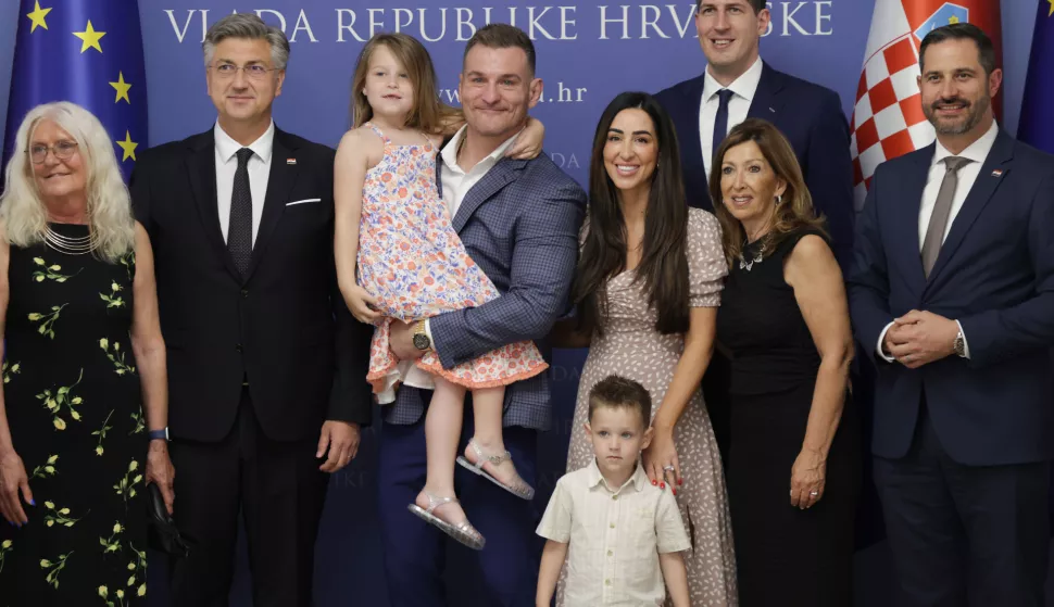 Zagreb, 03.06.2025.- Predsjednik Vlade RH Andrej Plenković primio je hrvatsko-američkog borca mje&scaron;ovitih borilačkih sportova Stipu Miočića, nakon čega je uručio domovnicu Stipi Miočiću i njegovoj obitelji.foto HINA/ Admir BULJUBA&Scaron;IĆ/ abu