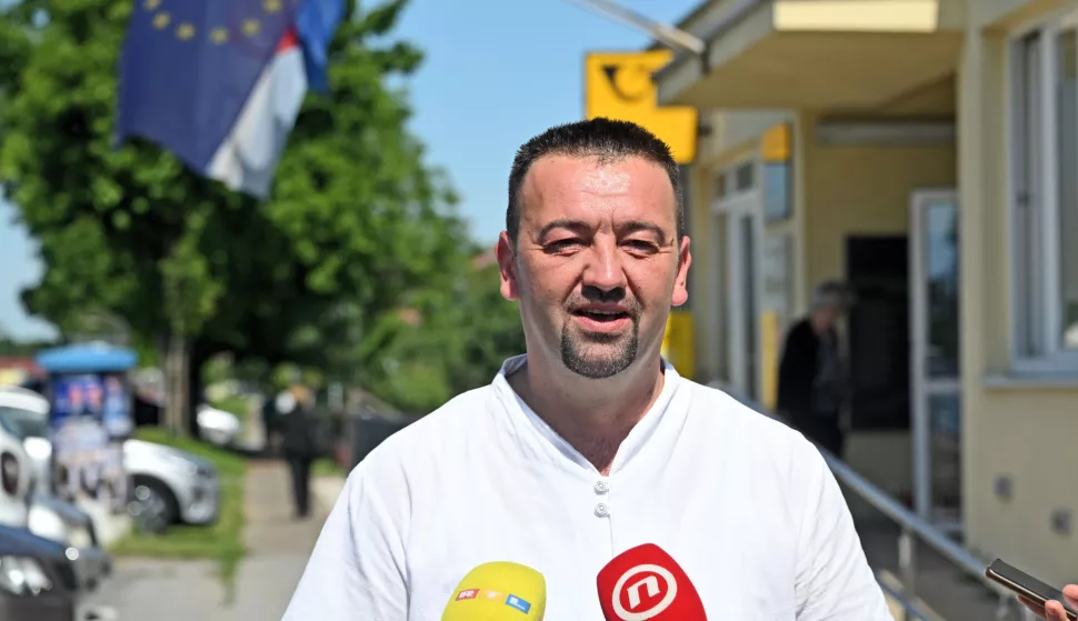 Vukovar, 01.06.2025. - Kandidat za gradonačelnika Vukovara Marijan Pavlićek, glasao je na biračkom mjestu na Trpinjskoj cesti, kod Spomen doma hrvatskim braniteljima. Na slici Marijan Pavlićek dao je izjavu za medije.foto HINA/Gordan Panić