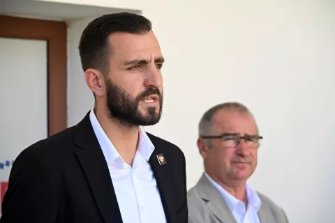 Vukovar, 04.06.2025. - Ispred prostorija stranke predsjednik Domovinskog pokreta Vukovarsko - srijemske županije i novoizabrani zamjenik župana Darko Dimić, te potpredsjednik ogranka Domovinskog pokreta grada Vukovara Domagoj Bilić održali konferenciju za medije na temu održanih lokalnih izbora. Na fotografiji Domagoj Bilić. foto HINA/ Gordan Panić/ tm