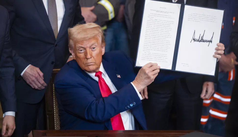 epa12019177 US President Donald Trump signs several executive orders to boost US coal production in the East Room of the White House in Washington, DC, USA, 08 April 2025. The regulations expedite coal leases on federal lands. EPA/JIM LO SCALZO