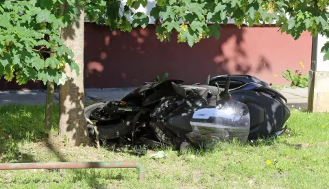 Osijek, 04. 06. 2025, Hutlerova ulica, jutros oko 8 sati. Prometna nesreća, motociklista nastrado, policija uviđaj u tijeku.snimio GOJKO MITIĆ
