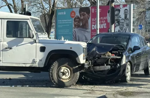 Osijek, 20. 03. 2025., križanje Ulica K. P. Svačića - Vukovarska ulica, prometna nesreća, Land Rover - Opel Astra, prometna nesreća - ilustracijaSNIMIO BRUNO JOBST