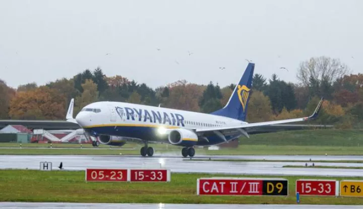 epa05612770 A Boeing 737-800 airplane of the Irish low-cost carrier Ryanair touches down at the airport in Hamburg, Germany, 01 November 2016. Ryanair has stationed two Boeing 737-800 airplanes at Hamburg airport and thus opened a new base. EPA/DANIEL BOCKWOLDT