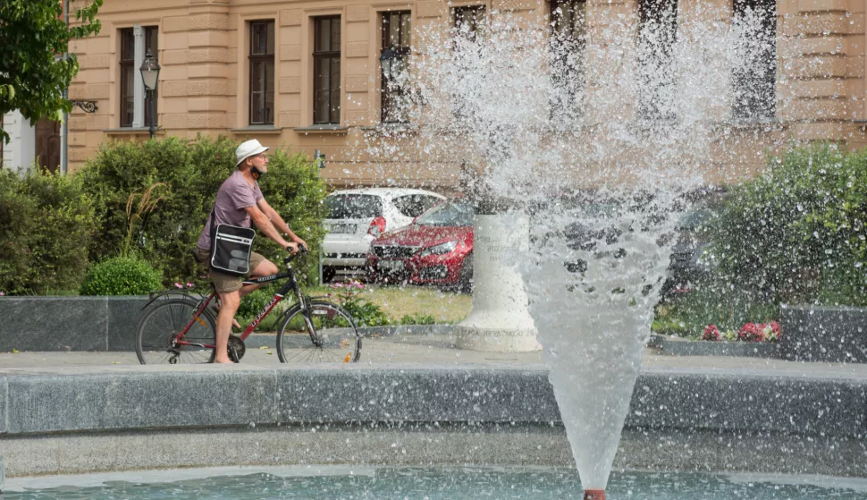 OSIJEK- 15.07.2021., Tvrđa, fontana na Rondelu velikana daje barem privremenu svježinu za rashladiti se u ljetnim vrućinama, slobodnjak.Foto: Andrea Ilakovac