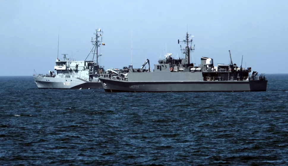 epa12119629 German Navy Class 332B mine clearance diver vessel FGS Rottweil (M1061) and Estonian Navy Sandown-class minehunter ENS Admiral Cowan (R), during the Media Day at international naval mine countermeasures' operation Open Spirit/EODEX 2025 in the Baltic Sea near Klaipeda, Lithuania, 20 May 2025. The operation mission is focused on locating and neutralizing unexploded ordnance (UXO) from World Wars I and II, which still pose significant risks to maritime safety and critical underwater infrastructure. The operation will bring together 12 warships and 19 teams of clearance divers and unmanned underwater vehicle (UUV) operators from 13 NATO countries: Lithuania, Latvia, Estonia, Belgium, the Netherlands, Germany, France, the United Kingdom, Norway, Denmark, Sweden, Canada, and Portugal. EPA/VALDA KALNINA