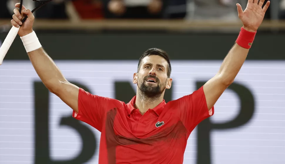 epa12156246 Novak Djokovic of Serbia celebrates winning his Men's singles quarter-finals match against Alexander Zverev of Germany at the French Open Grand Slam tennis tournament at Roland Garros in Paris, France, 04 June 2025. EPA/YOAN VALAT