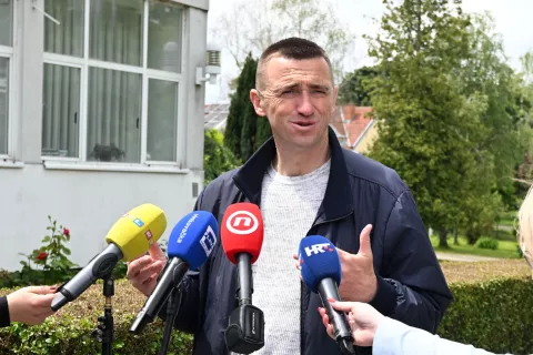 Vukovar, 18.05.2025. - Lokalni izbori. Gradonačelnik Vukovara, predsjednik Domovinskg pokreta i saborski zastupnik Ivan Penava, glasao je u Osnovnoj &scaron;koli Antuna Bauera.foto HINA/Gordan Panić