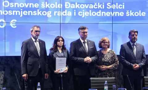 Na prigodnoj svečanosti u Nacionalnoj i sveučilišnoj knjižnici u Zagrebu danas (5. lipnja 2025. godine) upriličena je dodjela ugovora za Poziv "Izgradnja, rekonstrukcija i opremanje osnovnih škola za potrebe jednosmjenskog rada i cjelodnevne škole" iz Nacionalnog plana oporavka i otpornosti 2021.-2026. Ukupno 31 ugovor u vrijednosti 105,3 milijuna eura, osiguranih u Nacionalnom planu oporavka i otpornosti, nazočnim čelnicima jedinica lokalne u regionalne uprave uručili su predsjednik Vlade Republike Hrvatske Andrej Plenković i ministar znanosti, obrazovanja i mladih Radovan Fuchs. Županica Nataša Tramišak primila je dva ugovora za škole na području Osječko-baranjske županije, i to za Područnu školu Veliškovci Osnovne škole Ivana Kukuljevića Belišće te Osnovnu školu Selci Đakovački.