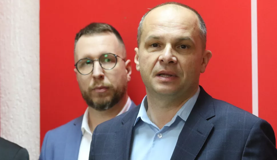 Osijek, 21. 02. 2025, Strossmayerova 5. Press SDP-a, predstavaljanje kandidata za gradonačelnika Vjerana Marjaševića. Vjeran Marijašević i Siniša Hajdaš Dončić.snimio GOJKO MITIĆ