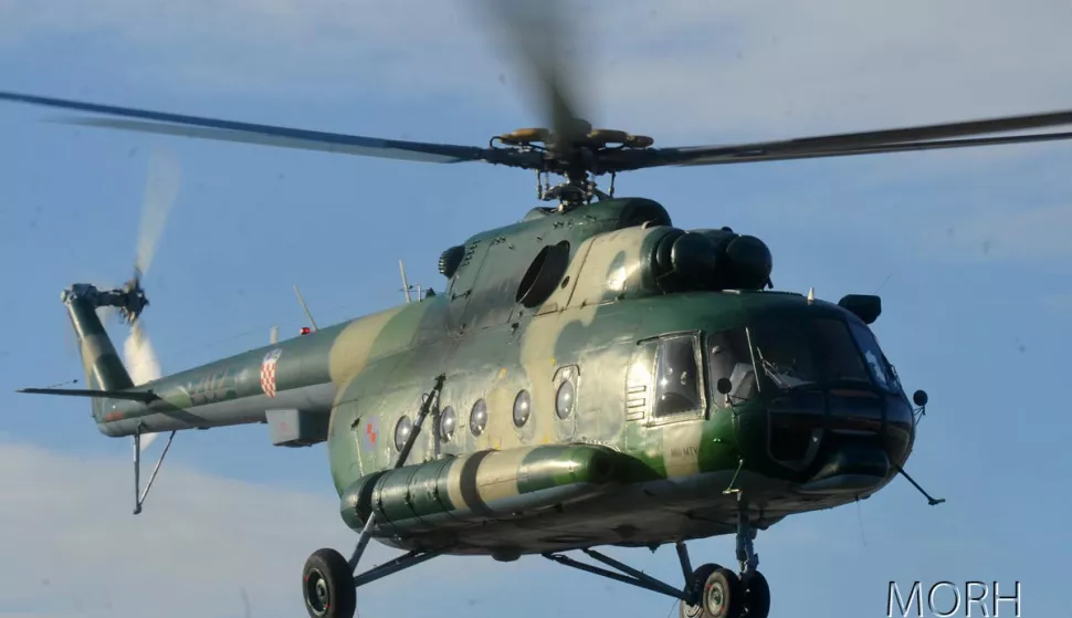 Zagreb, 20.2.2012.- Helikopter Hrvatskoga ratnog zrakoplovstva i protuzračne obrane (HRZ i PZO), koji je u petak poslan u Crnu Goru radi humanitarne pomoći ostvario je tijekom vikenda 41 let i prevezao 86 osoba i 1,5 tona tereta, priopćilo je danas Ministarstvo obrane (MORH). foto FaH/ MORH/ ua