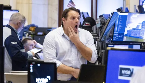 epa12010399 A trader at the end of the trading day on the floor of the New York Stock Exchange in New York, New York, USA, on 04 April 2025. World financial markets are continuing to react to reciprocal tariffs that US President Donald Trump implemented this week and the Dow Jones industrial average lost 5.5% today. EPA/JUSTIN LANE
