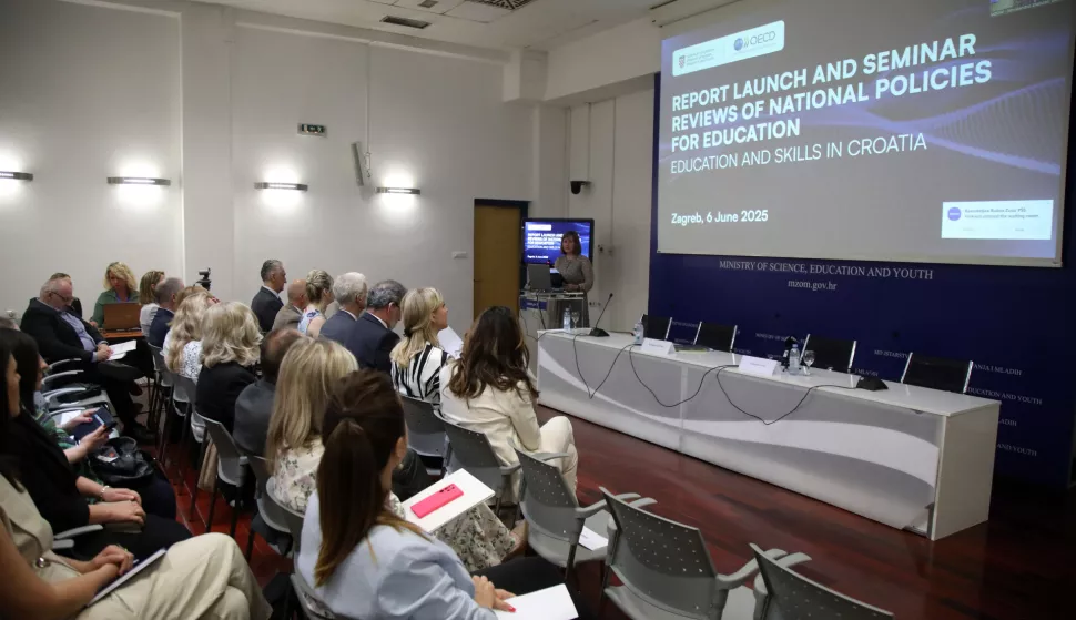 Zagreb, 06.06.2025 - Ministar znanosti, obrazovanja i mladih Radovan Fuchs te Andreas Schleicher, direktor za obrazovanje i vještine te poseban savjetnik za obrazovnu politiku glavnog tajnika OECD-a sudjelovali su na pristupnom seminaru Odbora za obrazovanje OECD-a (Accession seminar) na kojem će prvi put biti javno objavljeno i predstavljeno Izvješće o usklađenosti hrvatskoga obrazovnog sustava s politikama OECD-a.foto HINA/ Denis CERIĆ /dc