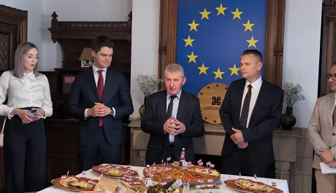 ĐAKOVOU uredu Predstavništva Slavonije, Baranje i Srijema u Bruxellesu održani su prijam i prezentacija u sklopu koje su uzvanici imali priliku kušati tradicionalne delicije lokalnih proizvođača te se upoznati s kulinarskim i turističkim potencijalima te regije, a u okviru projekta "Od tradicije do brenda".lipanj 2025.
