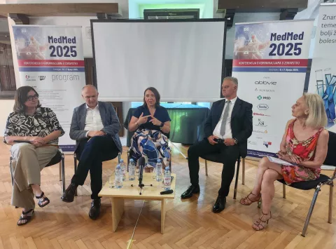 Gro?njan, 6.6.2025.- Konferencija MedMed 2025. u organizaciji Zbora zdravstvenih i medicinskih novinara Hrvatskog novinarskog dru?tva (HND). Na konferenciji su kroz vi?e panela, satelitskih simpozija i predavanja otvorena najaktualnija, klju?na pitanja zdravstva i zdravstvene politike. Na sliici Samija Ropar, Davor Vagi?, Irena Hrsti?, Dra?en Jurkovi? i Diana Glavina. foto HINA/ ua