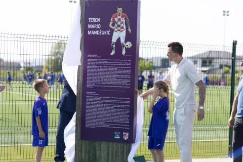 Na Sportskom rekreacijskom centru Stanko Vlainić–Dida u Slavonskom Brodu svečano je otvoreno novo nogometno igralište, izgrađeno uz potporu Hrvatskog nogometnog saveza (HNS).