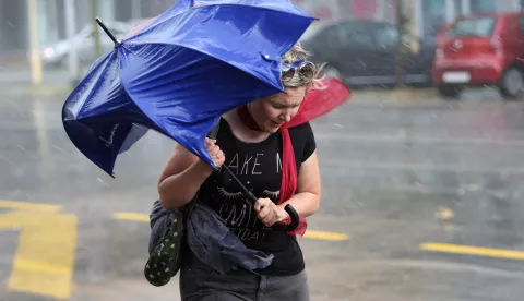 Snimio Davor KIBEL,Osijek, 11.7.2013. Ulica Hrvatske Republike, slobodnjak, iznenadna ki&scaron;a i jak vjetar