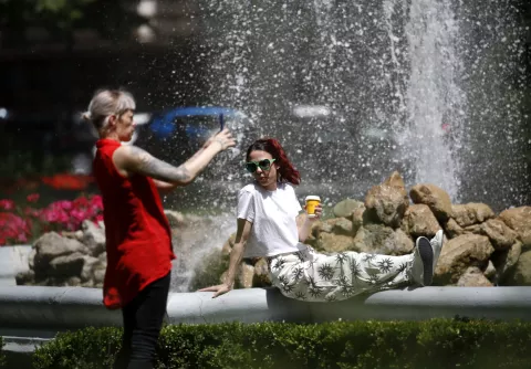 epa12154733 Two women enjoy the fountain at Zrinjevac Park in downtown Zagreb, Croatia, 04 June 2025. In the last few days, Croatia and Zagreb have experienced warmer weather with temperatures exceeding 32 degrees Celsius. EPA/ANTONIO BAT