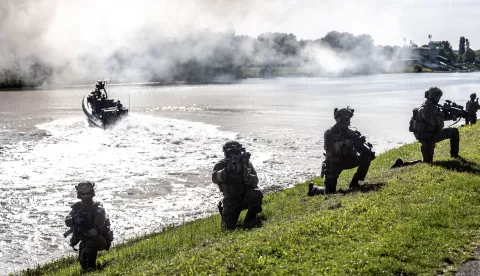 Zagreb, 30.5.2025 - Na Dan državnosti RH na Rekreacijsko sportskom centru Jarun organiziran je prigodni program, tradicionalna izložba naoružanja, borbene i neborbene tehnike i opreme postrojbi Hrvatske vojske i sastavnica sustava domovinske sigurnosti, atraktivne vježbe prikaza sposobnosti Hrvatske vojske i prelet višenamjenskih borbenih aviona Rafale. Foto Hina/ Dario GRZELJ/ dag