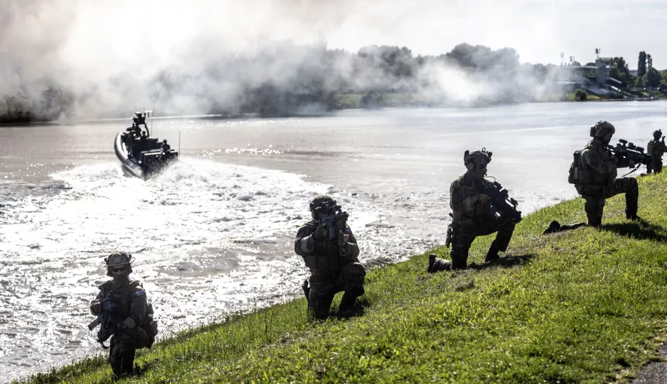 Zagreb, 30.5.2025 - Na Dan državnosti RH na Rekreacijsko sportskom centru Jarun organiziran je prigodni program, tradicionalna izložba naoružanja, borbene i neborbene tehnike i opreme postrojbi Hrvatske vojske i sastavnica sustava domovinske sigurnosti, atraktivne vježbe prikaza sposobnosti Hrvatske vojske i prelet višenamjenskih borbenih aviona Rafale. Foto Hina/ Dario GRZELJ/ dag
