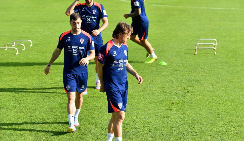Rijeka, 4.6.2025.- Trening hrvatske nogometne reprezentacije na stadionu Rujevica. Na slici Josip Juranovi? i Luka Modri?.  foto HINA/ Miljenko KLEPAC/ ua