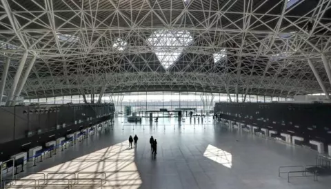 Zagreb, 16.03.2017 - Novi putnički terminal Zračne luke Zagreb Franjo Tuđman praktički je spreman za promet putnika i robe, nakon to su zavrena gotovo sva sigurnosna i druga testiranja te se otvaranje najavljuje za 21. oujka, a prvi let za 28. oujka. Novi terminal zračne luke svečano se otvara u utorak 21. oujka u večernjim satima, a 28. oujka točno u ponoć sve operacije i svi procesi prelaze sa starog na novi putnički terminal. Ujedno na taj dan, u 5,50 sati krenut će prvi zrakoplov Croatia Airlinesa po redovnom redu letenja iz Zagreba za Dubrovnik.foto HINA/ Damir SENČAR /ds