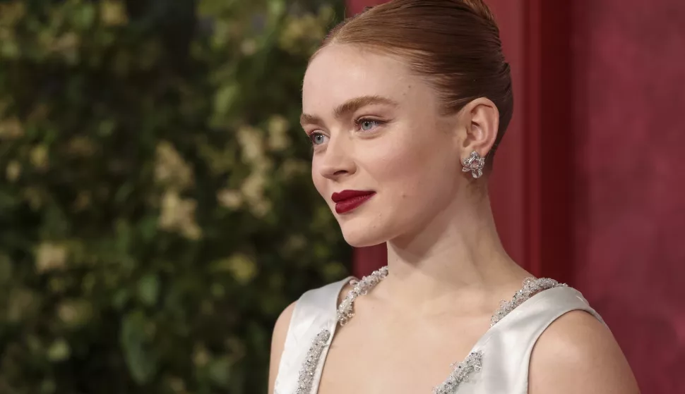 epa12165600 Actor Sadie Sink poses on the red carpet during the 78th annual Tony Awards at Radio City Music Hall in New York, New York, USA, 08 June 2025. The Tony Awards are presented each year by the American Theatre Wing and The Broadway League to honor excellence in Broadway theater. EPA/SARAH YENESEL