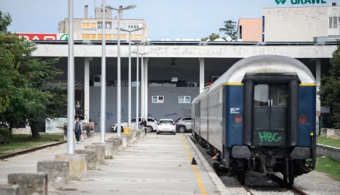 ZADAR - 18.09.2024 - ILUSTRACIJA - Vlak na željezničkom kolodvoru Zadar