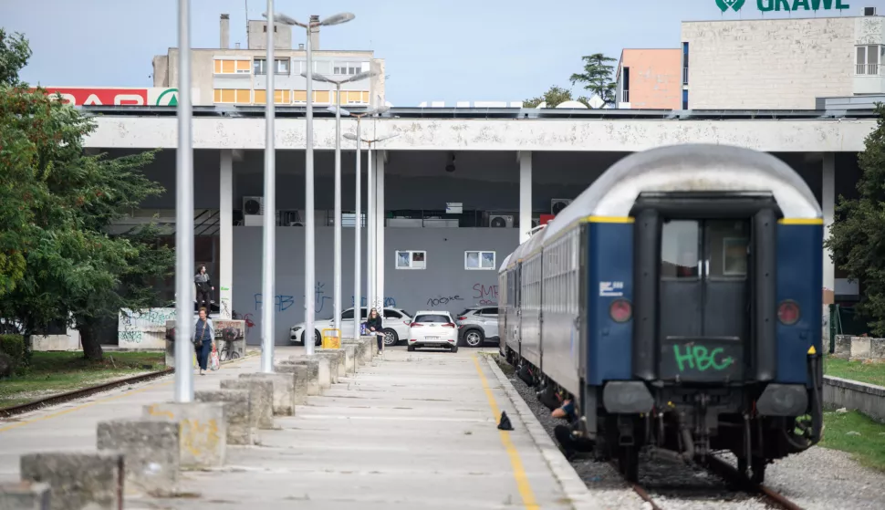 ZADAR - 18.09.2024 - ILUSTRACIJA - Vlak na željezničkom kolodvoru Zadar