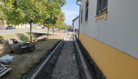 STRIZIVOJNADa neka ulica u nekom mjestu dobiva novi nogostup, osim za tu lokalnu sredinu, tu lokalnu zajednicu, i nije neka vijest, no kada nove nogostupe dobiva najduža ulica u Republici Hrvatskoj – Ulica braće Radić u Strizivojni, onda je to megaprojekt koji teče kroz više godina, kroz više investicija, odnosno etapa, kao i iz više izvora su/financiranja.lipanj 2025.