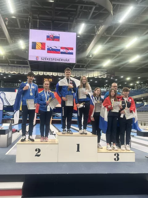 Niko Kalvi (KK Slavonski Banovac) i Nika Štetić (posve desno)